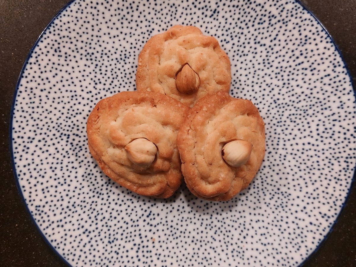 Met dit recept bak je 10 - 12 brosse hazelnootkoekjes. 