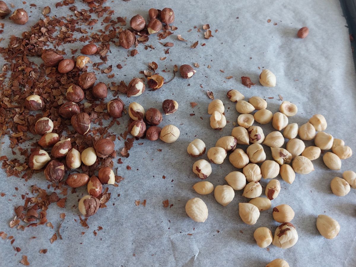 In de herfst zijn hazelnoten rijp en kun je ze plukken of rapen. Voordat je ze kunt gebruiken moet je ze eerst drogen, uit de dop halen, ontdoen van het vliesje en roosteren.[BR]
Door het roosteren van de hazelnoten krijgen ze veel meer smaak. En door het ontdoen van het vliesje wordt de wat bittere smaak verwijderd.