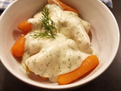 Worteltjes met romige dillesaus
